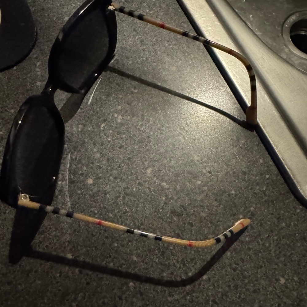 Women’s Burberry glasses worn probably 10 times no scratches and great condition